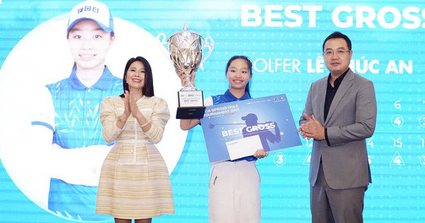 13 tuổi bạn ở nhà làm bài tập, cô bé Việt làm 69 gậy vô địch luôn giải golf