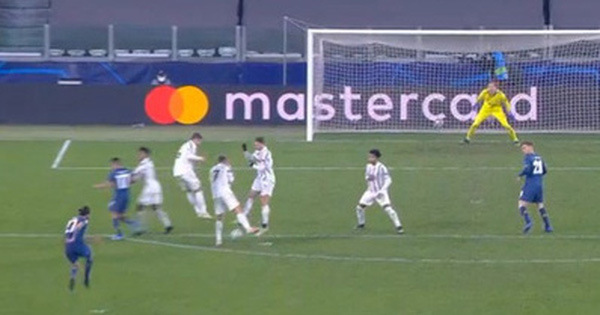 Thiếu mất một "con bài" quan trọng trong hàng rào thế này, bảo sao Juve của Ronaldo không "toang"