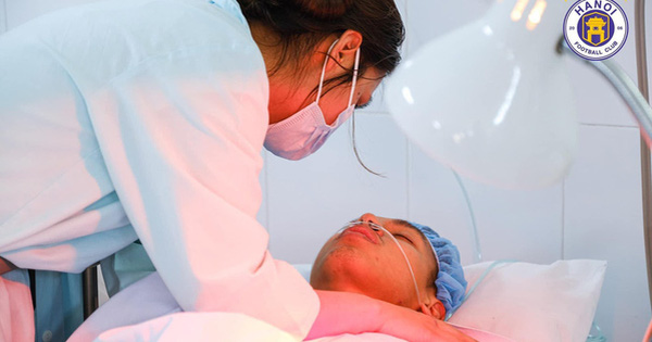 Xót xa hình ảnh đầu tiên của Hùng Dũng sau ca phẫu thuật, luôn có bà xã kề bên
