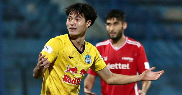 Văn Toàn ngã trong vòng cấm, ngạc nhiên khi trọng tài từ chối thổi phạt đền