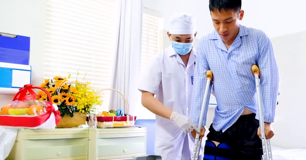 Hùng Dũng lần đầu tiên tập đi sau ca phẫu thuật, có thể sớm xuất viện
