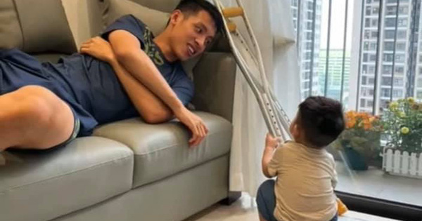 Hùng Dũng đã về nhà, tươi rói bên cạnh con trai
