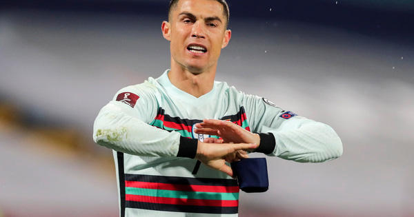 Ronaldo nhận đủ "gạch đá" vì ném băng đội trưởng sau drama cay đắng phút cuối trận