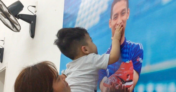 Con trai Hùng Dũng vừa dứt cơn sốt cao, khi được hỏi bố đâu, Titi chỉ lên bức ảnh trên tường và đòi với lên thơm bố
