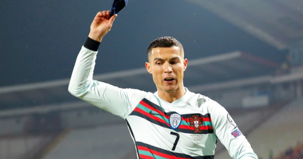 Chiếc băng đội trưởng bị Ronaldo giận dữ ném đi có thể cứu sống tính mạng của một cậu bé