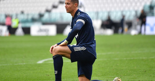 Đồng đội Ronaldo mắc sai lầm tai hại, Juve thua sốc tân binh