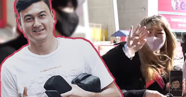 Fan Nhật Bản trông ngóng Văn Lâm "gần chết", chỉ muốn được... sờ má thần tượng
