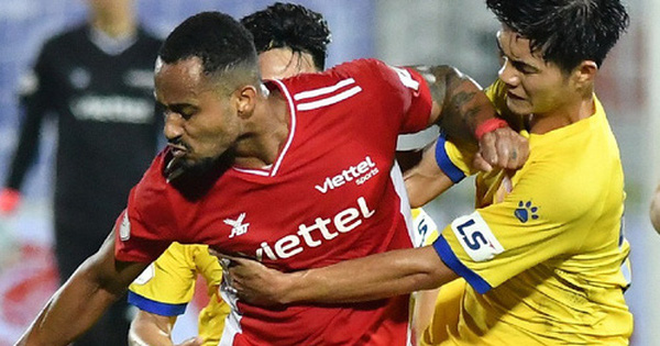 "Liên hoàn cùi chỏ" của ngoại binh Viettel FC khiến hai cầu thủ Nam Định nhăn nhó