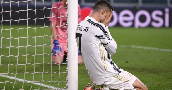 Ronaldo bị "ném đá" dữ dội vì "sợ bóng" khiến Juve cay đắng rời Champions League