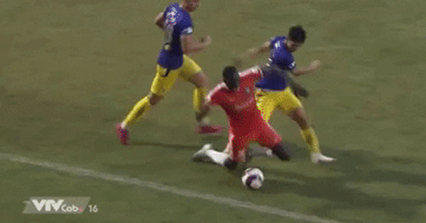 Hậu vệ Hà Nội FC sút vào bụng ngoại binh của Đà Nẵng