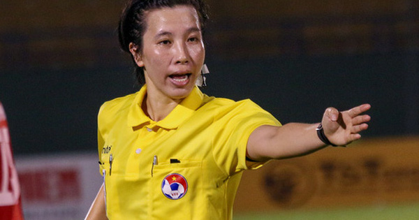 Cận cảnh sự quyết đoán của nữ trọng tài Việt Nam được mời dự World Cup tại giải đấu U19 Quốc gia