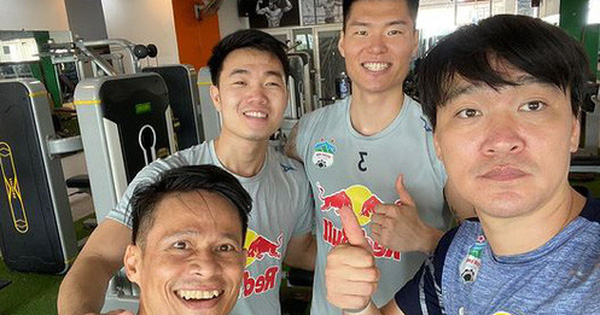 Hai ngày trước lễ ăn hỏi, Xuân Trường tươi rói tập luyện trong phòng gym