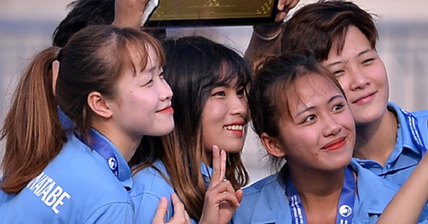 Dàn gái xinh rạng rỡ, đáng yêu trong ngày bế mạc giải bóng đá Nữ Vô địch U19 Quốc gia 2021