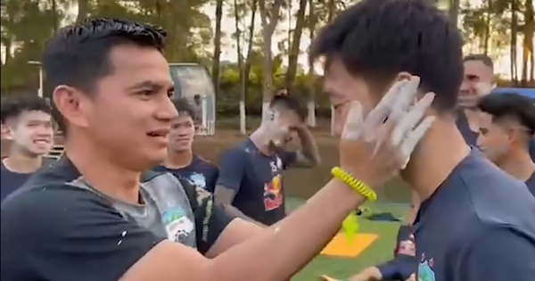 "Chúc ghi bàn nhiều nhiều" với Công Phượng, Văn Toàn trong ngày hội té nước tại HAGL
