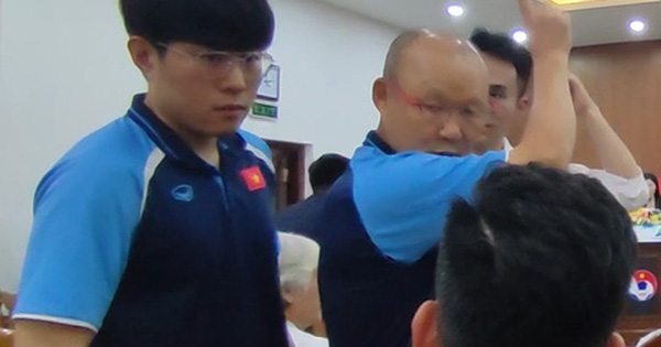 HLV Park Hang-seo được học trò quay "fancam", tranh thủ hẹn hò với Đức Chinh và Tiến Linh