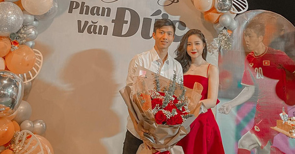 Vợ bị ngộ độc, Phan Văn Đức chạy về mua thuốc ngay, còn hôn má thân mật hết sức