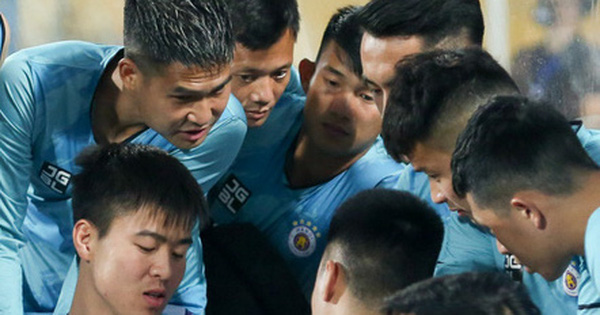 Cầu thủ Hà Nội FC xem HAGL thi đấu qua điện thoại, thất vọng khi Công Phượng ghi bàn