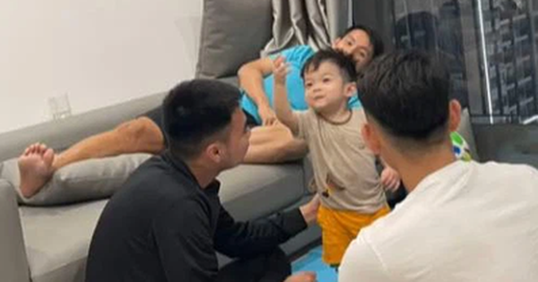 Bé Titi "cân team" khi các cầu thủ CLB Hà Nội đến thăm bố Hùng Dũng
