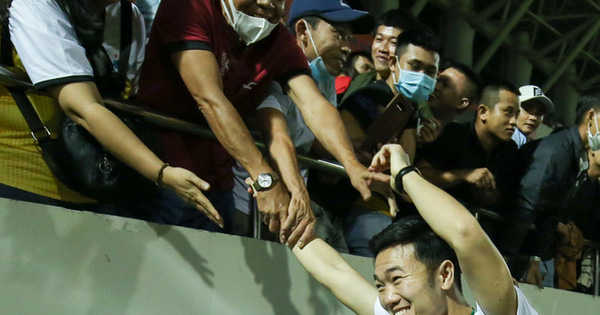 Bố Hồng Duy trêu Xuân Trường, không cho về Hà Nội làm lễ ăn hỏi
