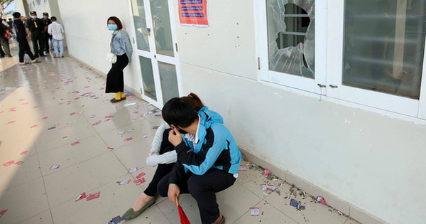 Fan đập phá cửa khán đài đòi vào sân xem Công Phượng, Văn Toàn... đấu CLB Đà Nẵng