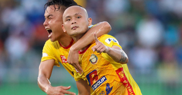 Quốc Phương lập siêu phẩm sút phạt, biến thủ môn Bình Định thành người kém may "đáng thương"