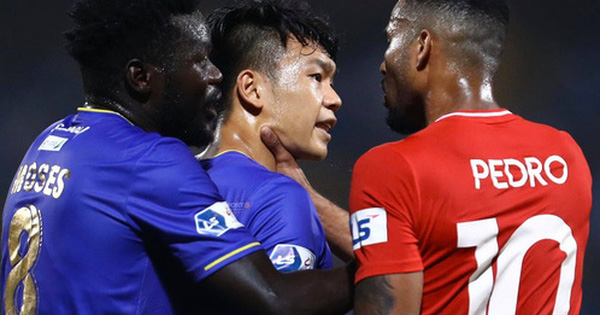 Thành Chung và ngoại binh bóp cổ nhau, trận Hà Nội FC đấu Viettel cực nóng