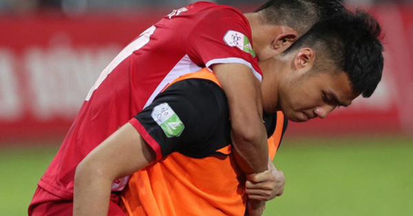 Thủ môn U23 “đảm đang” cõng đồng đội chấn thương rời sân, Hải Phòng FC thắng CLB Bình Phước đầy cảm xúc ở Cúp Quốc gia