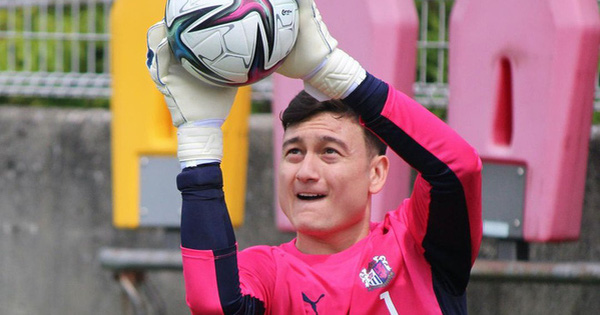 Văn Lâm hạnh phúc trong lần đầu tập luyện ở Cerezo Osaka, nhờ “em yêu” nhận xét màu áo mới