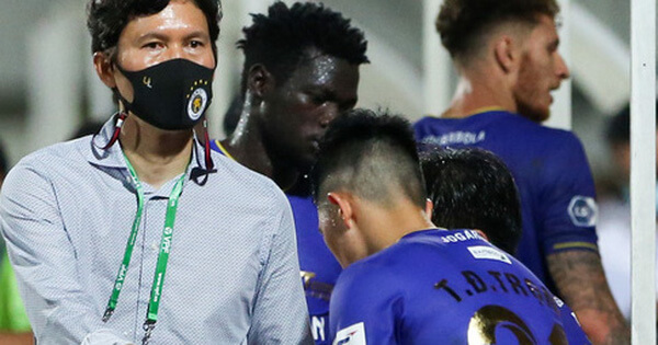 HLV Hà Nội FC trao đổi riêng với trợ lý HLV Park Hang-seo sau trận thắng đầu tiên