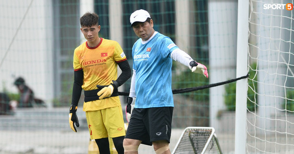 HLV từng dự World Cup liên tục sửa lỗi cơ bản, kiên nhẫn làm mẫu cho thủ môn U22 Việt Nam