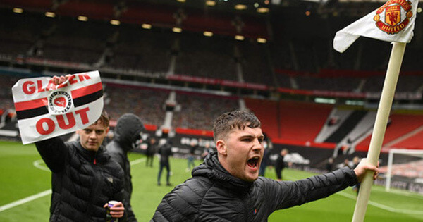 Hàng nghìn fan MU tràn vào phá sân Old Trafford, biểu tình chống giới chủ người Mỹ