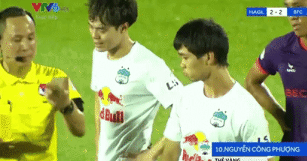 Nhận thẻ vàng, Công Phượng ném chai nước khiến trọng tài giật mình