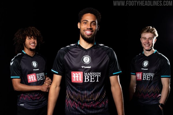 Bristol City 21-22 Away Kit được phát hành