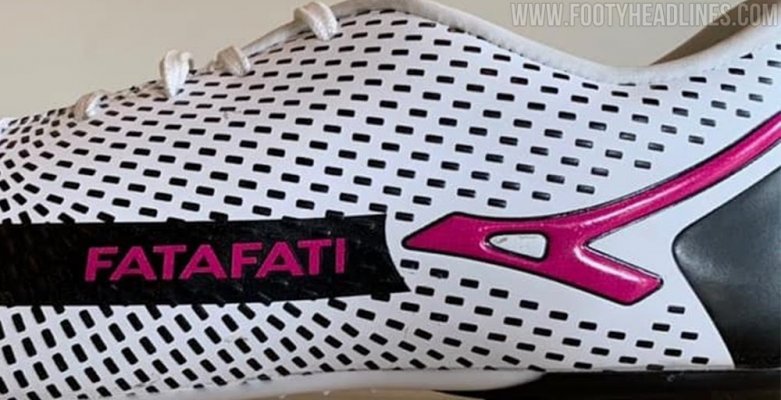 Giả mạo: Phantom GT X Predator Boots được tiết lộ